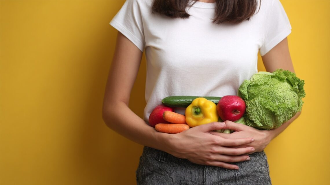 Osoba drži sveže povrće i voće u rukama