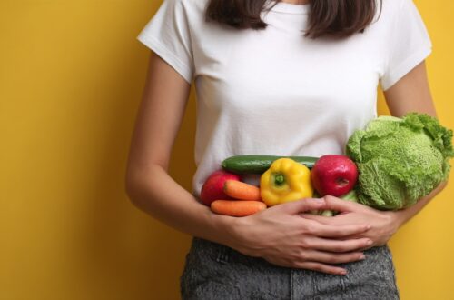 Osoba drži sveže povrće i voće u rukama
